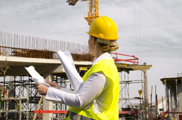 assurance maladie femme bâtiment